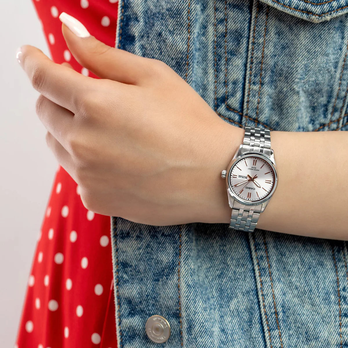 LTP-1335D-4AV Reloj Casio de dama banda de metal