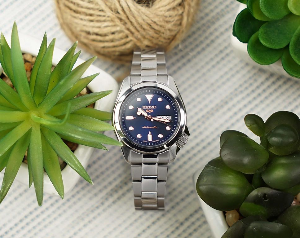 SRE003K1 Reloj Seiko 5 Sports de dama pulsera de metal 28 mm