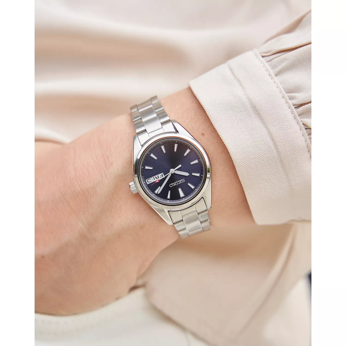 SUR353P1 Reloj Seiko Classic de dama banda de metal 30 mm