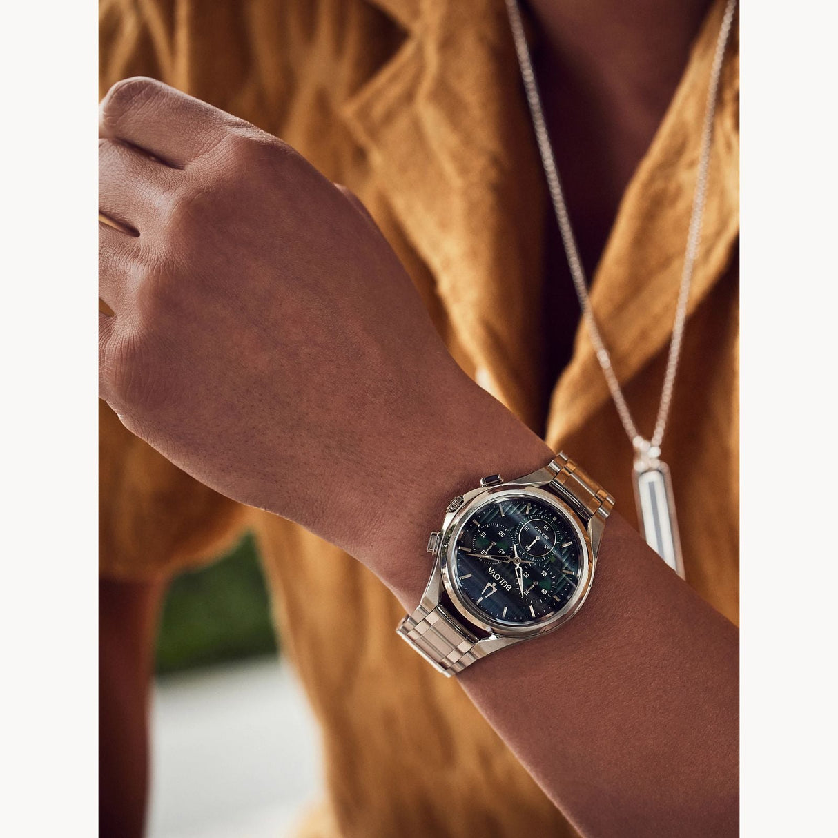 96A297 Reloj Bulova Curv de hombre banda de metal 44mm