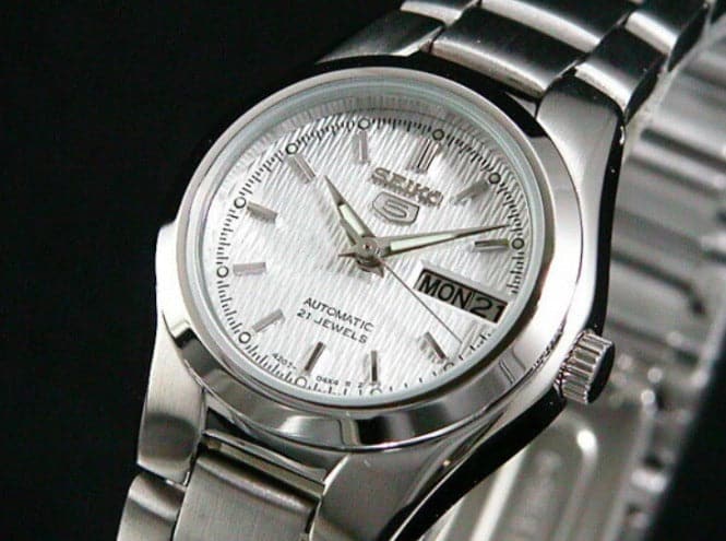 SYMC07K1 Reloj Seiko 5 para Dama con Brazalete de Metal inoxidable